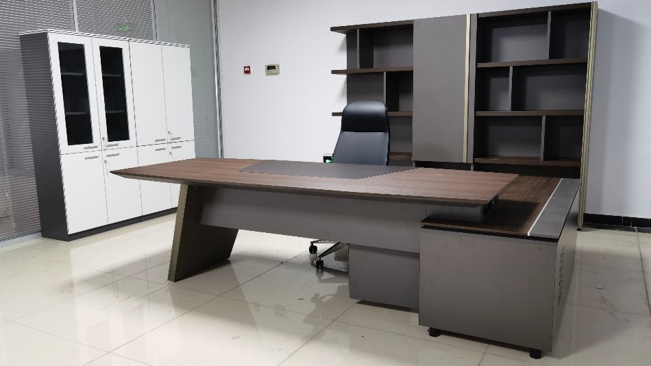 在众多的办公家具中的办公桌的材质有哪些，办公桌如何挑选